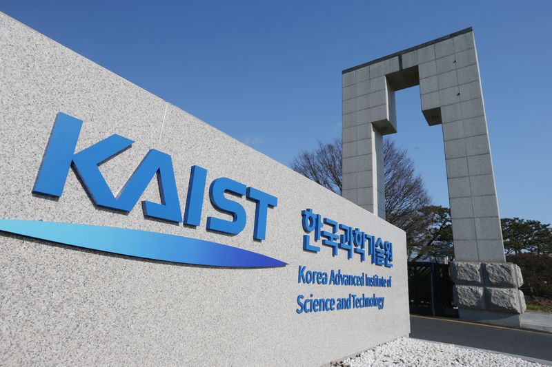 대전 한국과학기술원(KAIST) 정문. 정부는 제주 지역 자율 R&D 발전모델에 'KAIST-제주대 융합대학원' 설립을 포함해 연구개발과 인재양성, 지역 정착을 연계할 계획이다. 사진=KAIST 제공