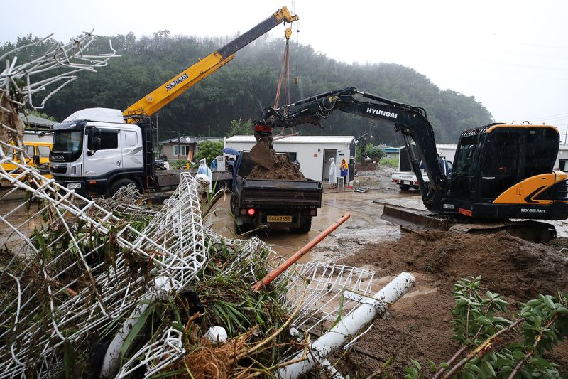 지난 19일 경북 안동시 일직면 귀미리 산불 이재민 주거용 임시 주택 일대가 집중호우로 침수된 가운데 수해 복구 현장에 다시 폭우가 쏟아지고 있다. 2026.7.19 ⓒ 뉴스1 공정식 기자