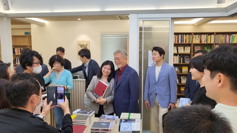 [서울=뉴시스] 평산책방에서 방문객들과 기념촬영하는 문재인 전 대통령 (사진 출처=평산책방) 2026.08.09. photo@newsis.com *재판매 및 DB 금지