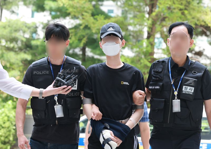 말다툼하다가 어머니를 살해한 10대 아들이 9일 오후 구속 전 피의자 심문(영장실질심사)을 받기 위해 인천지법으로 들어서고 있다. /사진=연합뉴스