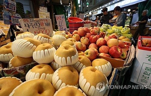 시장에 쌓여 있는 배와 사과 (출처=연합뉴스)