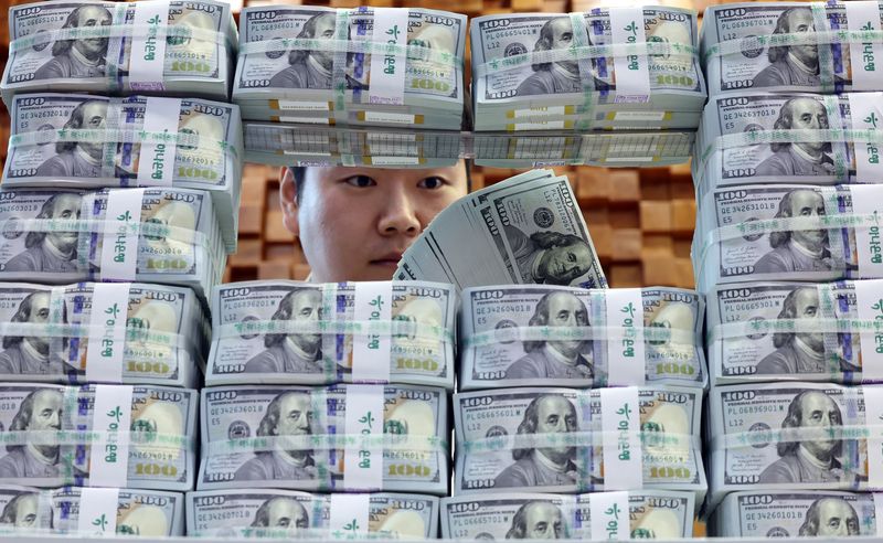 서울 중구 명동 하나은행 위변조대응센터에서 직원이 달러화를 정리하고 있다.뉴스1