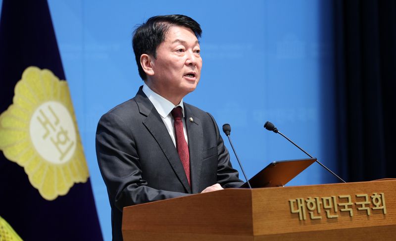 [서울=뉴시스] 고범준 기자 = 안철수 국민의힘 의원이 지난달 12일 서울 여의도 국회 소통관에서 기자회견을 열고 한동훈 무소속 의원의 복당을 반대하는 발언을 하고 있다. 2026.07.12. bjko@newsis.com