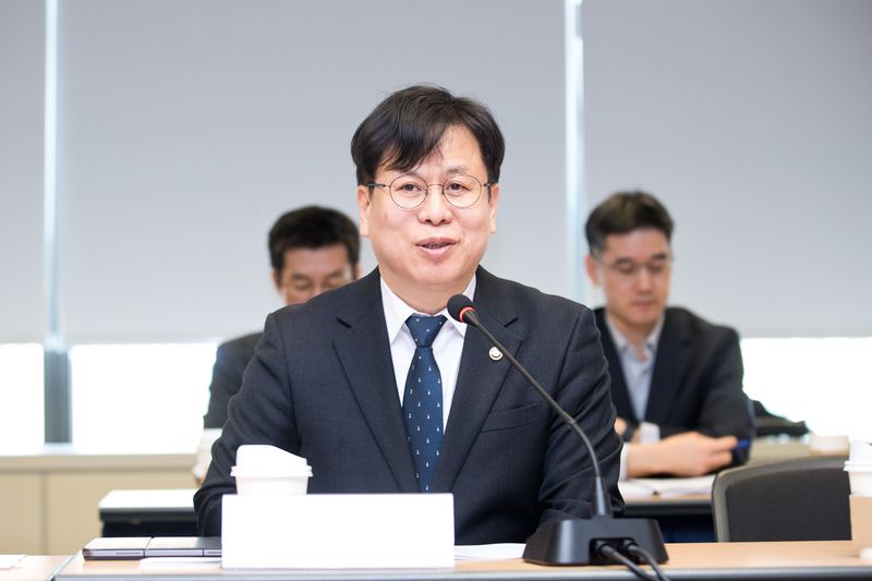 [서울=뉴시스]박인규 과학기술정보통신부 과학기술혁신본부장이 12일 오전 서울 종로구 광화문교보빌딩 국가과학기술자문회의 대회의실에서 출입기자들과 간담회를 하고 있다. (사진=과기정통부 제공)