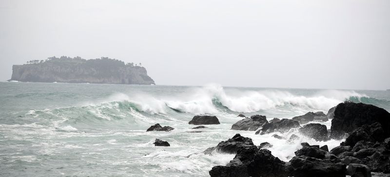 제주 해안에 강한 바람과 함께 높은 물결이 밀려들고 있다. 제주도 앞바다에는 이날 북동~동풍이 강하게 불고 파고가 최고 3.5m에 이를 것으로 예보됐다. 사진=뉴스1