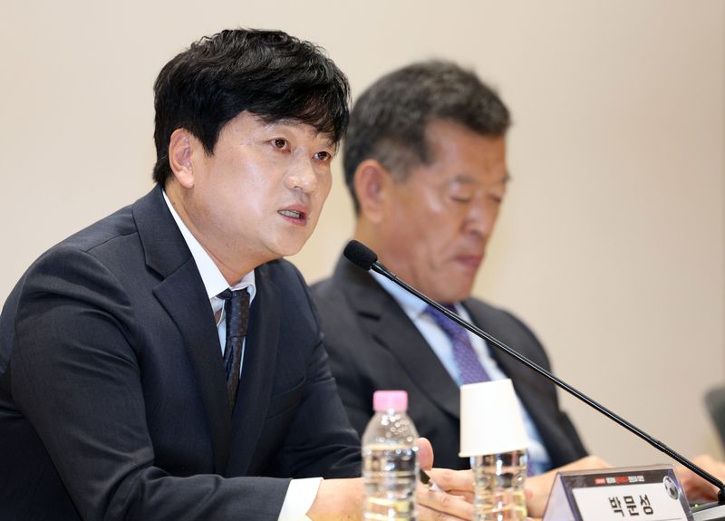 [서울=뉴시스] 고범준 기자 = 박문성 축구 해설위원이 서울 여의도 국회 의원회관에서 열린 위기의 한국축구 진단과 대안에서 기조발언을 하고 있다. 2026.07.08. bjko@newsis.com