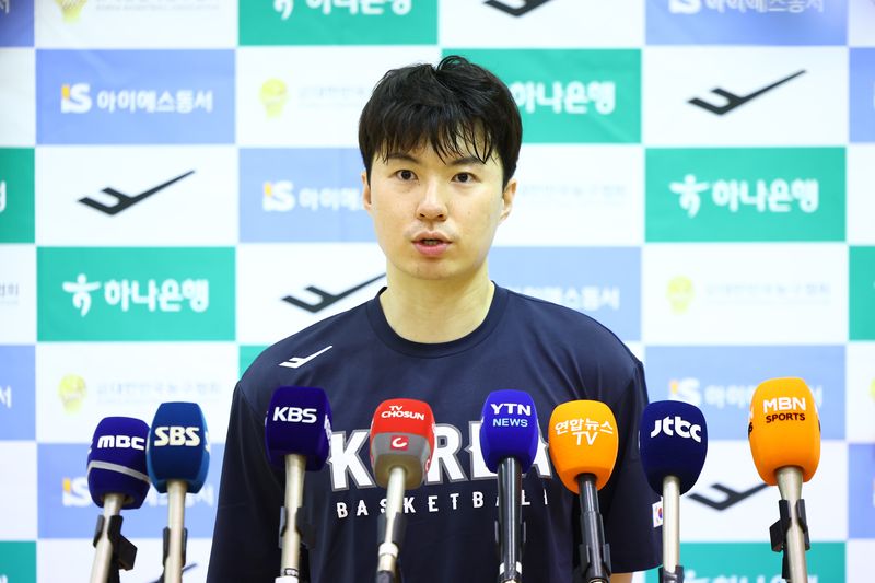 [진천=뉴시스] 황준선 기자 = 2026 아이치·나고야 아시안게임 남자농구 국가대표팀 이현중이 3일 충북 진천국가대표선수촌에서 열린 미디어데이에서 공개훈련에서 취재진과 인터뷰 하고 있다. 2026.08.03. hwang@newsis.com