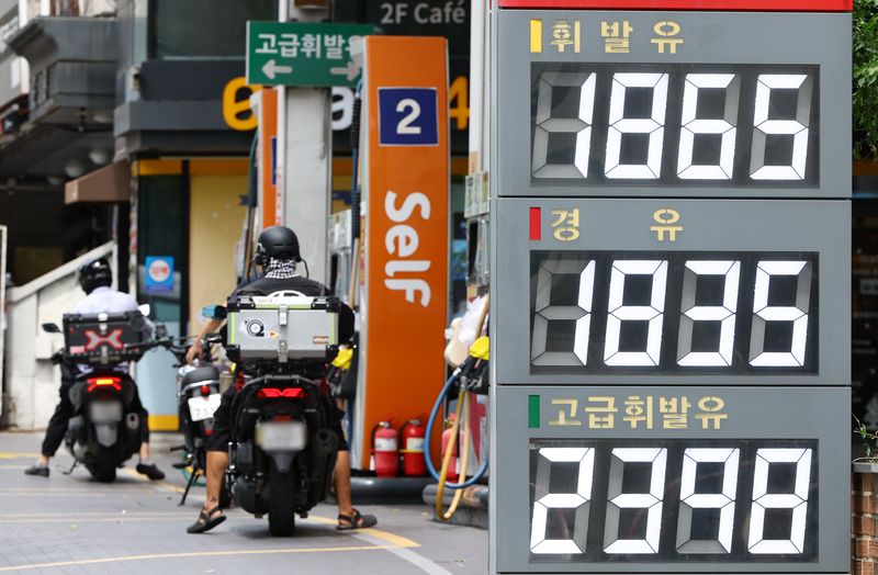 [서울=뉴시스] 황준선 기자 = 9일 서울 시내 한 주유소에 유가가 게시돼 있다.한국석유공사 유가정보시스템 오피넷에 따르면 8월 첫째 주(2일∼6일) 전국 주유소 휘발유 평균 판매가는 지난주보다 L당 2.9원 내린 1천866.2원, 경유 평균 판매 가격은 전주 대비 3.6원 내린 1천849.2원으로 12주 연속 하락한 것으로 나타났다. 2026.08.09. hwang@newsis.com