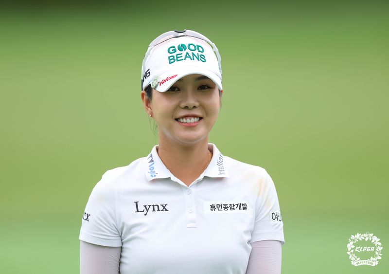 장은수가 제주삼다수 마스터즈 FR에서 환하게 웃고 있다.KLPGA 제공