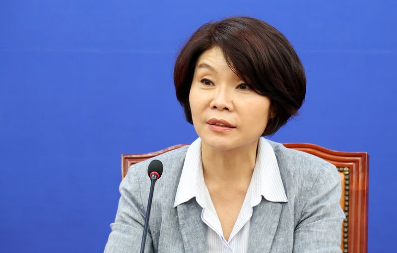 더불어민주당 한정애 정책위의장이 9일 국회에서 열린 기자간담회에서 현안 관련 발언을 하고 있다. 연합뉴스