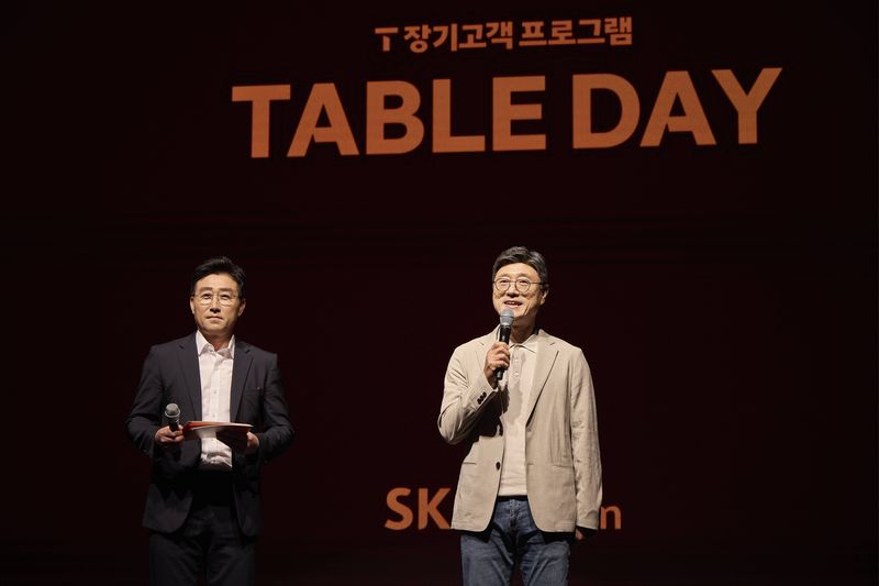 정재헌 SK텔레콤 대표(오른쪽)가 지난 8일 '테이블 데이' 오프닝 무대에서 장기이용자들에게 환영 인사를 하고 있다. SK텔레콤 제공