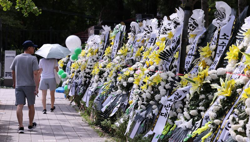 9일 서울 용산구 용산어린이정원 입구에 정부의 용산공원 부지 주택 공급 검토에 반대하는 근조화환들이 줄지어 세워져 있다. ⓒ 뉴스1 박지혜 기자