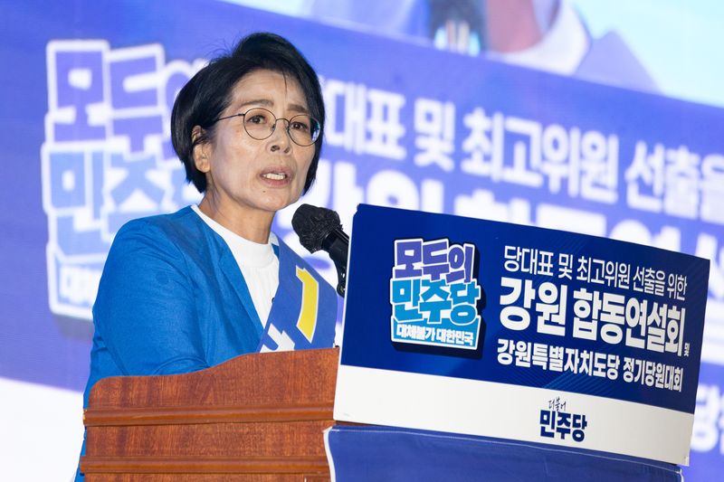 최민희 더불어민주당 최고위원 후보가 9일 강원 횡성군 횡성국민체육센터에서 열린 더불어민주당 당대표 및 최고위원 선출을 위한 강원 순회경선 합동연설회에서 지지를 호소하고 있다. 2026.8.9 ⓒ 뉴스1 유승관 기자