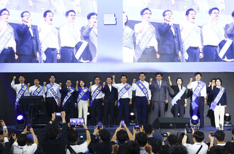 [인천=뉴시스] 김근수 기자 = 한병도(가운데) 더불어민주당 직무대행 겸 원내대표를 비롯한 당대표 후보자들과 최고위원 후보자들이 8일 오후 인천 남동체육관에서 열린 인천광역시당 정기당원대회 및 당대표·최고위원 선출 순회경선에서 기념촬영을 하고 있다. 왼쪽부터, 김영호 최고위원 후보, 이성윤 후보, 한민수 후보, 박선원 후보, 서미화 후보, 김민석 당대표 후보, 한 원내대표, 정청래 당대표 후보, 송영길 후보, 소병훈 중앙당선거관리위원장, 임미애 최고위원 후보, 김용 후보, 최민희 후보. 2026.08.08. ks@newsis.com