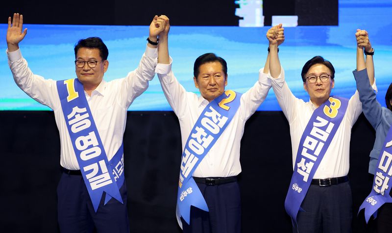 [대구=뉴시스] 이무열 기자 = 송영길(왼쪽부터), 정청래, 김민석 더불어민주당 당대표 후보가 9일 대구 호텔인터불고 엑스코 그랜드볼룸에서 열린 대구·경북 당대표 및 최고위원 후보자 합동연설회 시작에 앞서 기념촬영을 하고 있다. 2026.08.09. lmy@newsis.com