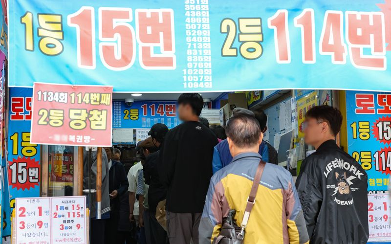 [서울=뉴시스] 황준선 기자 = 14일 서울 시내 한 복권 판매점 모습. 기획재정부가 국회에 제출한 국정감사 자료집에 따르면 올해 상반기 복권 판매액은 총 3조 6168억원으로 작년 상반기(3조 3790억원)보다 7% 늘었다. 하반기에도 상반기만큼 복권을 판매하게 된다면 연간 판매액이 7조원을 넘을 전망이다. 2024.10.14. hwang@newsis.com