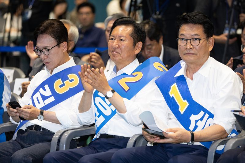 더불어민주당 김민석(왼쪽부터), 정청래, 송영길 당대표 후보가 9일 강원 횡성군 횡성국민체육센터에서 열린 더불어민주당 당대표 및 최고위원 선출을 위한 강원 순회경선 합동연설회에 자리하고 있다. 2026.8.9 ⓒ 뉴스1 유승관 기자