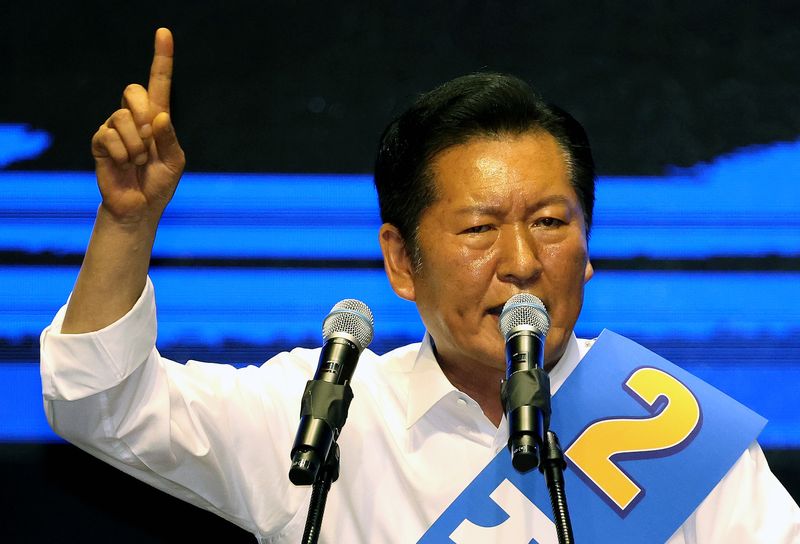 [대구=뉴시스] 이무열 기자 = 정청래 더불어민주당 당대표 후보가 9일 대구 호텔인터불고 엑스코 그랜드볼룸에서 열린 대구·경북 당대표 및 최고위원 후보자 합동연설회에서 정견발표를 하고 있다. 2026.08.09. lmy@newsis.com