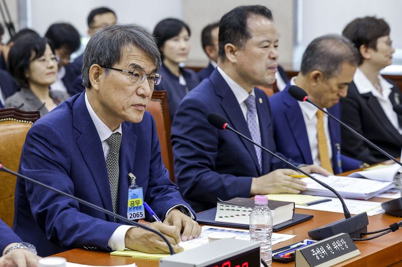 [서울=뉴시스] 정병혁 기자 = 노태악 전 중앙선관위원장과 위철환 중앙선거관리위원장 직무대행이 지난달 14일 서울 여의도 국회에서 열린 투표용지 부족사태 등 국민 참정권 침해 진상규명 및 선거관리 개혁을 위한 국정조사특별위원회 제1차 청문회에 출석해 있다. 2026.07.14. jhope@newsis.com