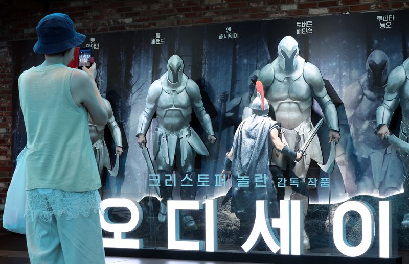 '오디세이' 포스터를 보고 있는 시민ⓒ 뉴스1 김진환 기자