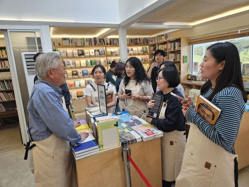 평산책방을 방문한 시민들. (평산책방 제공)