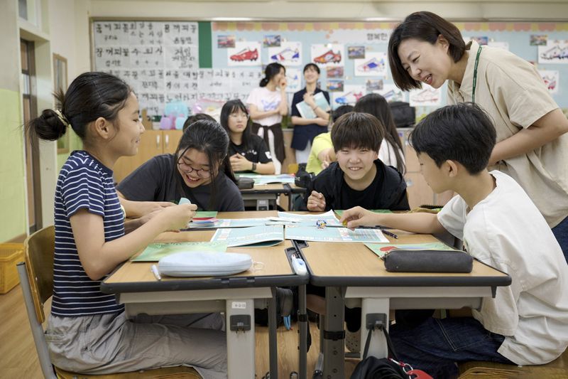 풀무원재단이 운영하는 '어린이 지속가능 식생활 교육'에서 프로그램 강사가 아이들의 '지속가능 식생활' 이론 학습을 돕고 있다.(풀무원재단 제공)