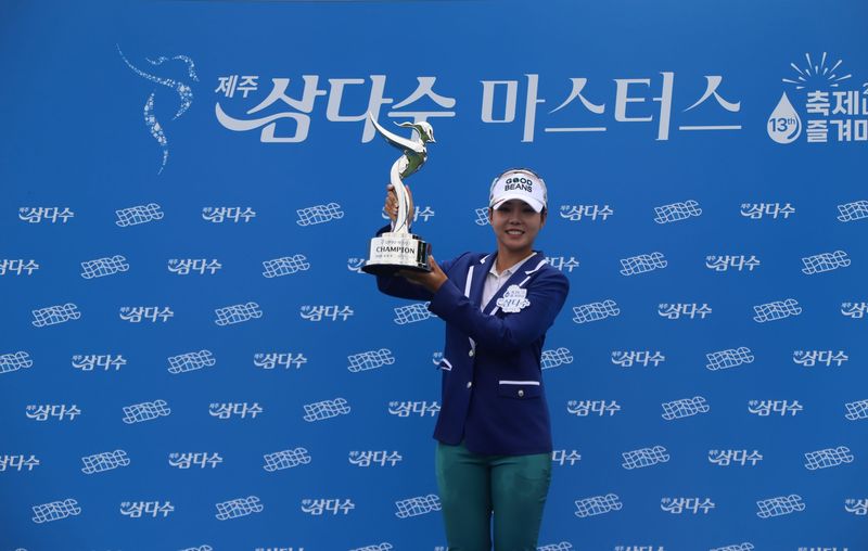 장은수 선수가 9일 제주 서귀포시 테디밸리 골프앤리조트에서 열린 제13회 제주삼다수 마스터스에서 우승한 뒤 트로피를 들어 보이고 있다. 장은수는 최종 합계 14언더파 274타로 KLPGA 정규투어 생애 첫 승을 거뒀다. /사진=제주특별자치도개발공사 제공