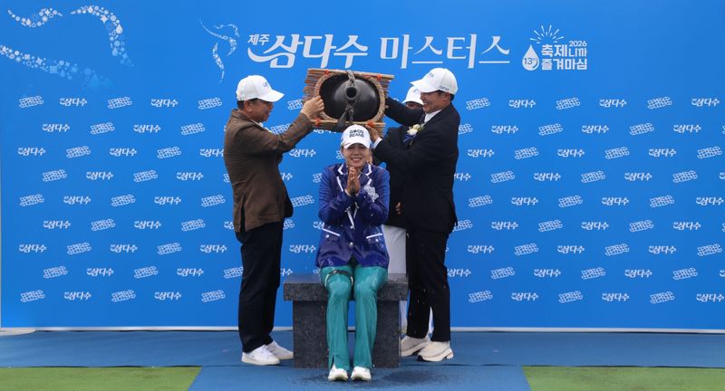 제13회 제주삼다수 마스터스 우승자 장은수 선수가 9일 제주 전통 물허벅을 활용한 우승 세리머니를 하고 있다. 왼쪽부터 강성훈 제주특별자치도개발공사 사장 직무대행, 장은수 선수, 김순희 KLPGA 수석부회장, 김민 테디밸리 골프앤리조트 부회장. /사진=제주특별자치도개발공사 제공