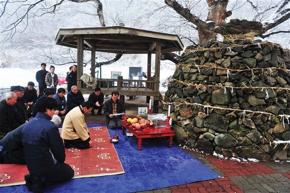 충북도 지정무형문화유산으로 지정 예고 된 옥천 안남면 지수리 마을 탑제 모습.(옥천군 제공. 재판매 및 DB금지)/뉴스1