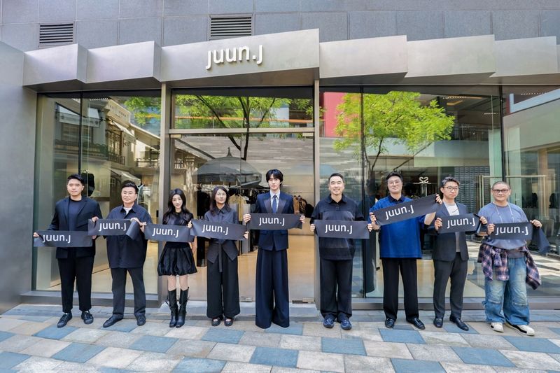 [서울=뉴시스] 삼성물산 패션부문의 글로벌 디자이너 브랜드 준지(JUUN.J)가 중국 베이징 싼리툰(三里屯) 타이쿠리(太古里)에 신규 매장을 7일 열었다. (왼쪽부터) 리창다(李昌达) 베이징 싼리툰 타이쿠리 부총경리, 이무영 삼성물산 패션부문 남성복사업부장・상무, 중국 배우 황이(黄羿), 박남영 삼성물산 패션부문 부문장, 준지 글로벌 앰배서더 안효섭 배우, 이현직 미스토 중화권 총괄 대표, 오준영 미스토 중화권 운영 총괄 대표, 마저딴(马泽丹) 베이징 싼리툰 타이쿠리 총경리, 앨런 팅(Allen Ting) 미스토 전략 파트너 (사진
