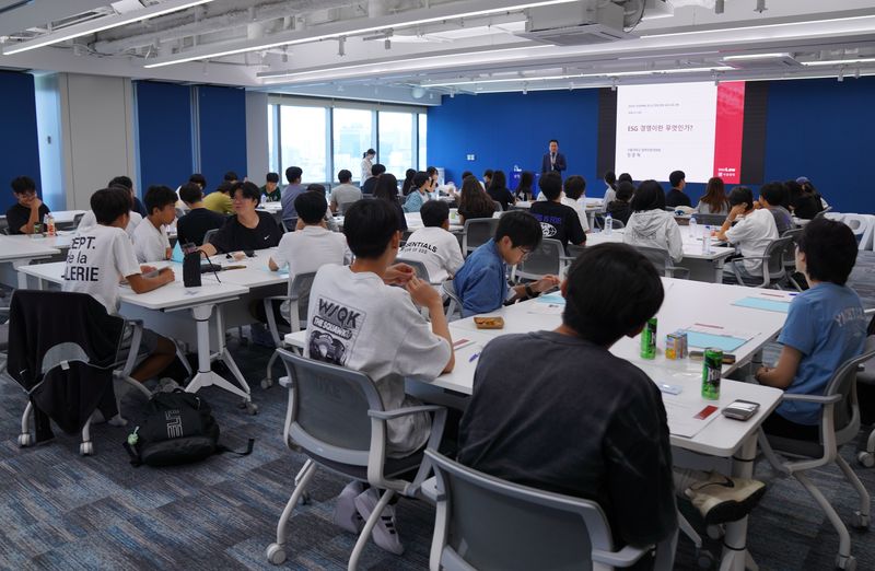 7일 서울 역삼동 삼정KPMG 교육센터에서 열린 '청소년 경영·경제 교육 프로그램'에 참가한 학생 및 학부모들이 강의를 듣고 있다. 삼정KPMG 제공.