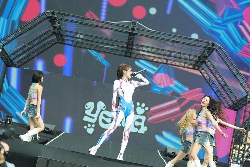 최예나, '워터밤 부산' 완벽 매료…독보적 콘셉트&middot;에너지