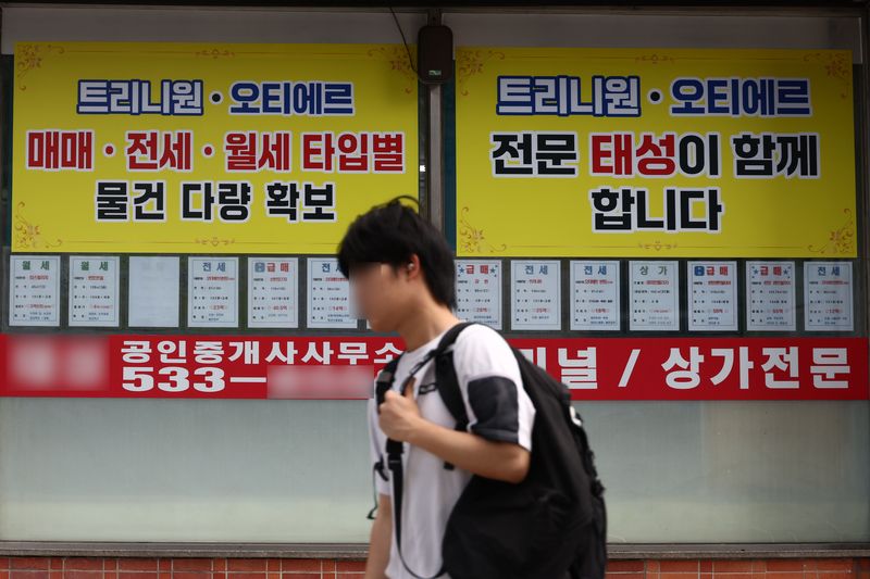 [서울=뉴시스] 고승민 기자 = 서울 '강남 3구' 아파트 매매가 상승폭이 크게 축소된 것으로 알려진 6일 서울 반포의 한 부동산업체 모습.한국부동산원이 발표한 8월 첫째주 아파트 가격 동향에 따르면 강남구 아파트 매매가는 전주 대비 0.01% 오르는 데 그쳤다. 서초구(0.02%)와 송파구(0.15%)는 14주 만에 최저 상승폭을 보였다. 이는 초고가 주택을 타깃한 정부의 세제개편안 발표가 임박해지면서 관망세가 짙어진 영향으로 분석된다. 2026.08.06. kkssmm99@newsis.com