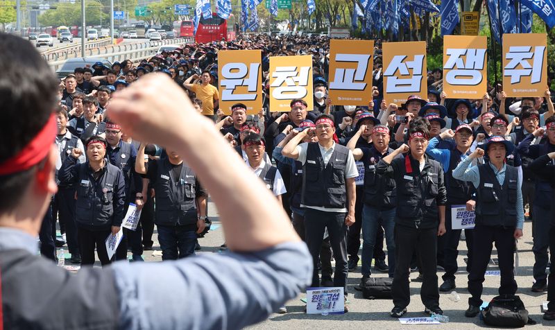 [서울=뉴시스] 권창회 기자 = 금속노조 조합원들이 15일 서울 서초구 현대차그룹 본사 인근에서 열린 현대차그룹 원청교섭 쟁취 금속노조 결의대회에서 구호를 외치고 있다. 2026.04.15. kch0523@newsis.com