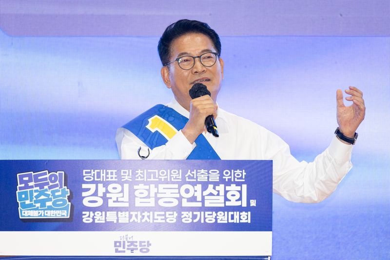 송영길 더불어민주당 당대표 후보가 9일 강원 횡성군 횡성국민체육센터에서 열린 더불어민주당 당대표 및 최고위원 선출을 위한 강원 순회경선 합동연설회에서 지지를 호소하고 있다. 2026.8.9 ⓒ 뉴스1 유승관 기자