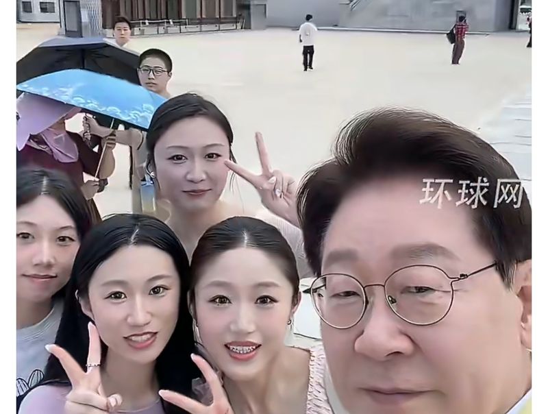 이재명 대통령이 지난 6일 서울 경복궁을 방문한 중국인 관광객들과 사진을 촬영했다. (환구망 SNS 계정 갈무리)