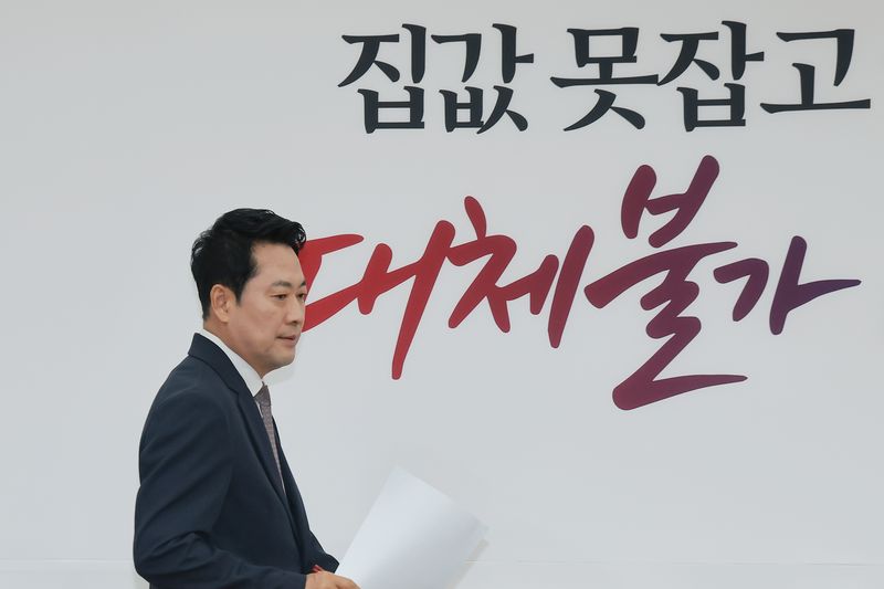 국민의힘 장동혁 대표가 10일 국회에서 열린 최고위원회의에 참석하고 있다. 연합뉴스