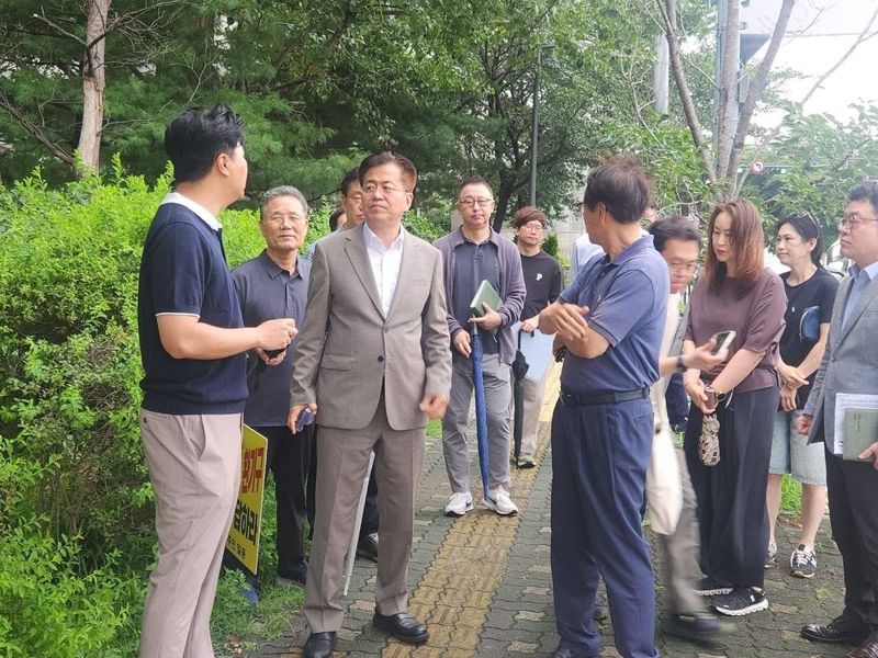[서울=뉴시스] 조유진 영등포구청장(가운데)이 지난달 21일 수도권광역급행철도 B노선(GTX-B) 공사 현장을 방문하고 있다. (사진=영등포구 제공) 2026.07.21. photo@newsis.com *재판매 및 DB 금지