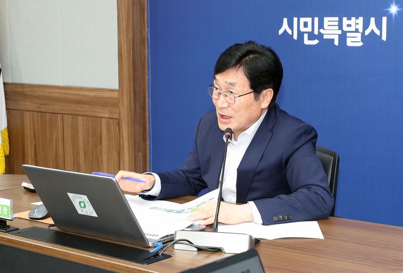 업무 보고 주관하는 이장섭 청주시장.(시 제공. 재판매 및 DB금지)/뉴스1