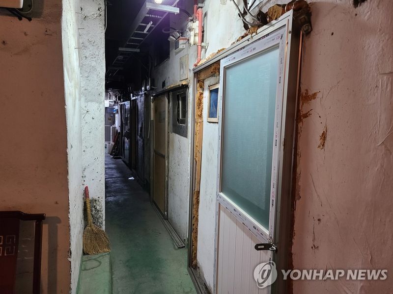 서울 용산구 갈산동 쪽방 건물 복도 (출처=연합뉴스)