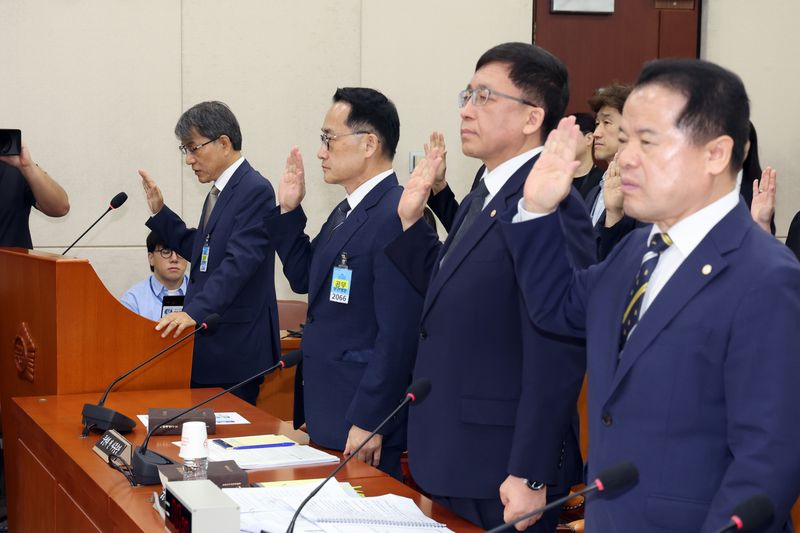 노태악 전 중앙선거관리위원장을 비롯한 증인들이 10일 오전 서울 여의도 국회에서 열린 제9회 전국동시 지방선거 투표용지 부족사태 등 국민참정권 침해 진상규명 및 선거관리 개혁을 위한 국정조사특별위원회 제3차 청문회에서 증인 선서를 하고 있다. 2026.8.10 ⓒ 뉴스1 황기선 기자