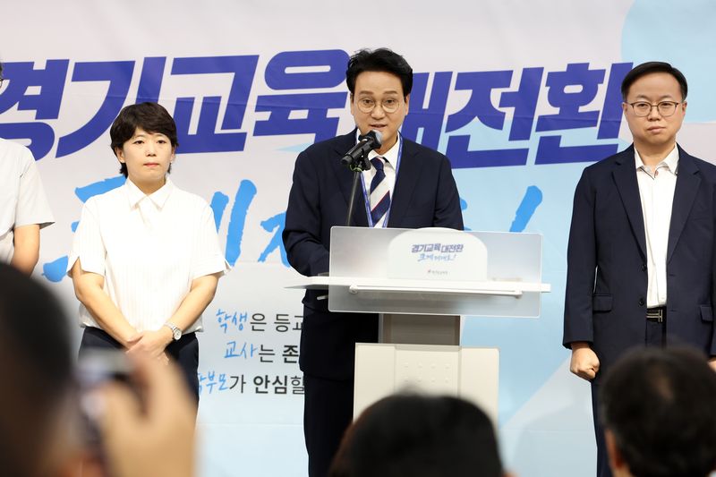 [수원=뉴시스] 안민석 경기도교육감이 10일 경기도교육청 남부청사에서 교권보호전담관 최종 선발 결과를 발표하고 있다. (사진=경기도교육청 제공) 2026.08.10. photo@newsis.com *재판매 및 DB 금지