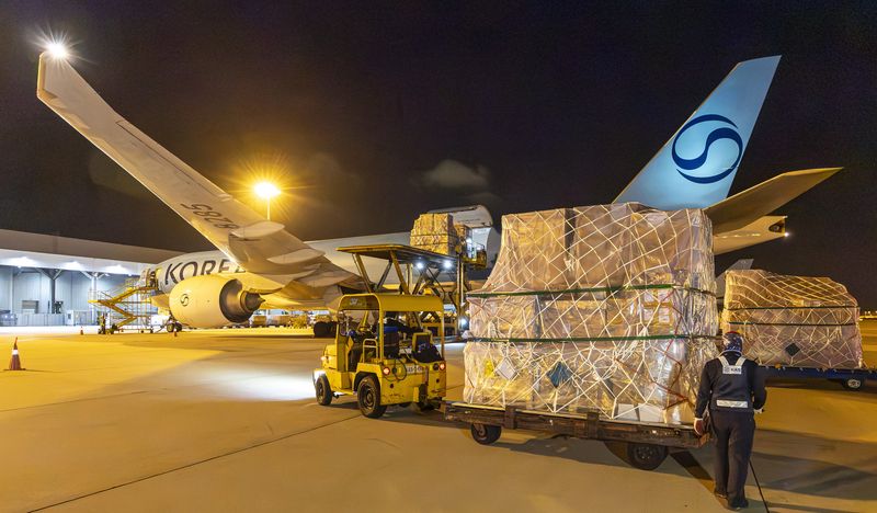 지난 30일 인천국제공항 대한항공 화물터미널에서 관계자들이 삼성전자와 SK하이닉스의 반도체를 홍콩으로 향하는 항공기에 탑재하고 있다. (공동취재) ⓒ 뉴스1 김성진 기자