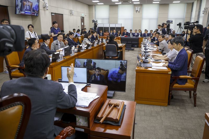 [서울=뉴시스] 정병혁 기자 = 10일 서울 여의도 국회에서 제9회전국동시지방선거투표용지부족사태등국민참정권침해진상규명및선거관리개혁을위한국정조사특별위원회 3차 청문회가 열리고 있다. 2026.08.10. jhope@newsis.com