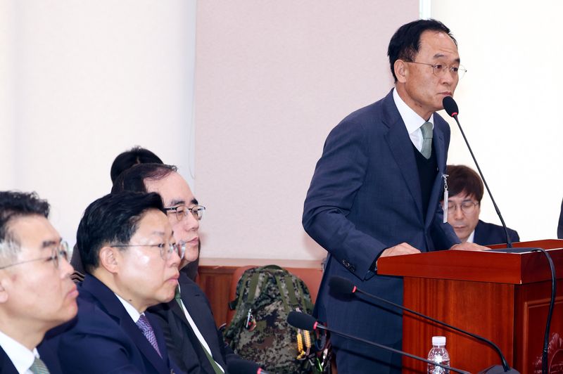[서울=뉴시스] 조성봉 기자 = 강백신 대구고등검찰청 검사가 21일 오전 서울 여의도 국회 윤석열정권정치검찰조작기소의혹사건진상규명국정조사특별위원회에서 열린 서해 공무원 피격통계조작·윤석열 명예훼손 허위보도 조작기소의혹 사건 청문회에서 의원 질의에 답변하고 있다. 2026.04.21. suncho21@newsis.com