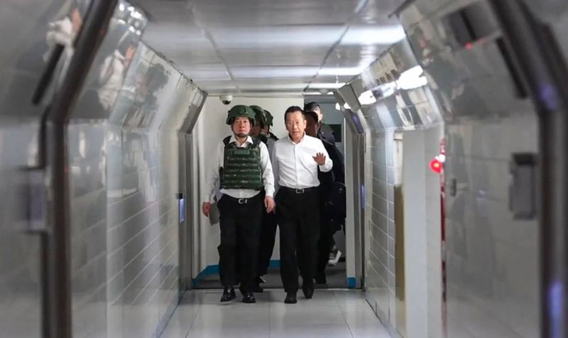 [서울=뉴시스] 라이칭더 대만 총통이 5일 연례 군사훈련인 ‘한광훈련’에서 참수 작전에 대비해 방탄복과 헬멧을 착용하고 이동하고 있다.(출처: SCMP) 2026.08.10. *재판매 및 DB 금지