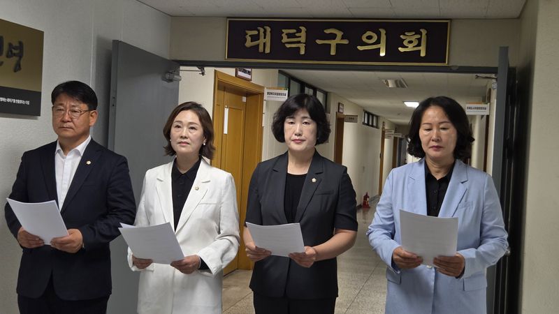 더불어민주당 소속 대덕구의원들이 10일 의장 선거가 무산된 뒤 회견을 하고 있다. ( 독재 제공) / 뉴스1