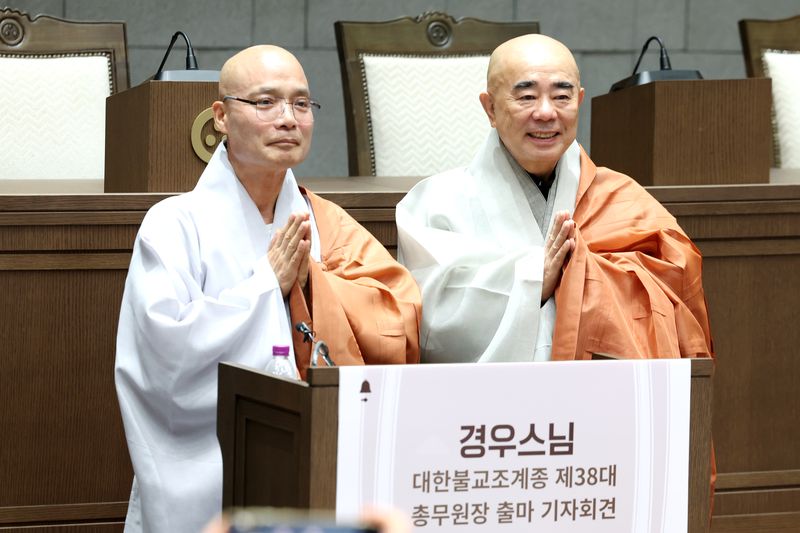 [서울=뉴시스] 박진희 기자 = 경우(전 선운사 주지) 스님이 10일 서울 종로구 한국불교역사문화기념관에서 대한불교조계종 제38대 총무원장 출마 기자회견에 앞서 퇴우 정념스님과 기념 촬영을 하고 있다. 2026.08.10. pak7130@newsis.com