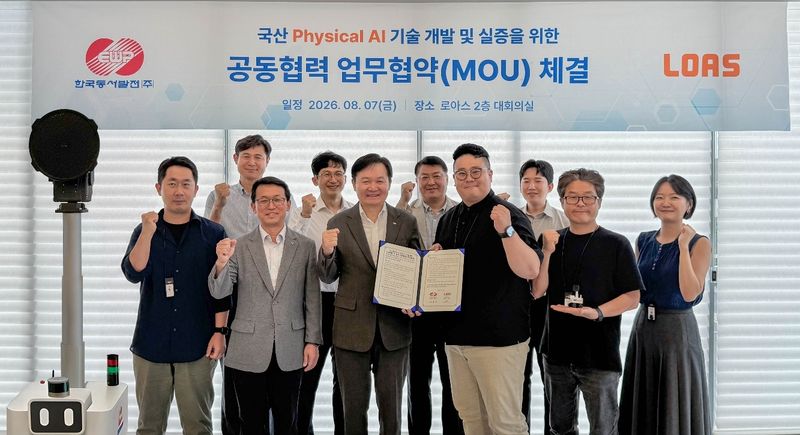 [울산=뉴시스] 김봉빈 한국동서발전 기술안전부사장, 이재현 로아스 대표이사 및 관계자들이 국산 로봇 플랫폼 기반 물리 인공지능(Physical AI) 기술개발 및 실증을 위한 업무협약을 체결한 후 기념사진을 촬영하고 있다. 사진 왼쪽에 있는 것이 현장 실증에 사용될 음향·영상·열화상 등 복합 센서를 탑재한 차륜·궤도형 인공지능 로봇. (사진=한국동서발전 제공) 2026.08.10. photo@newsis.com *재판매 및 DB 금지