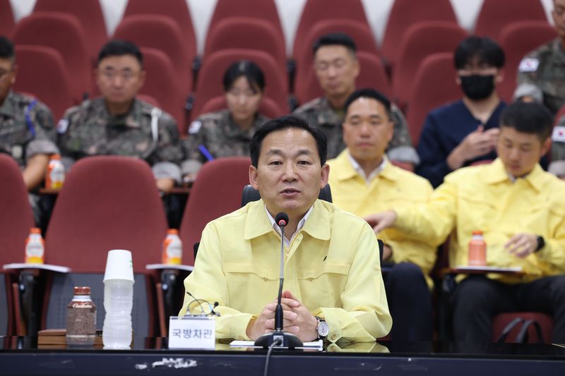 10일 오전 육군훈련소를 방문한 이두희 국방부차관이 '폭염중대 경보'에 대비하여 혹서기 신병 교육체계 등을 점검하고 있다. 국방부 제공